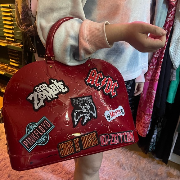 Huge Louis Vuitton Pomme D’amore Vernis MM with rock and roll patches. - Picture 4 of 7